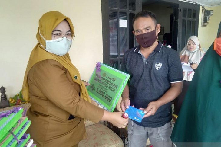 Pemkab Gorontalo serahkan bantuan ke kelompok UKM