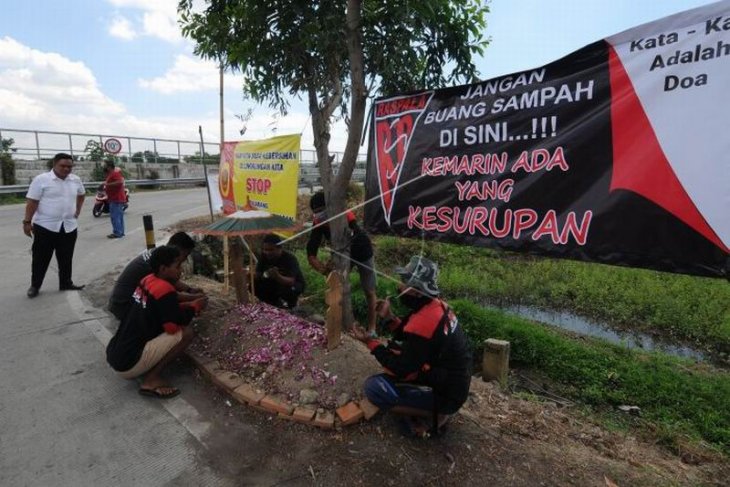 Spanduk larangan membuang sampah