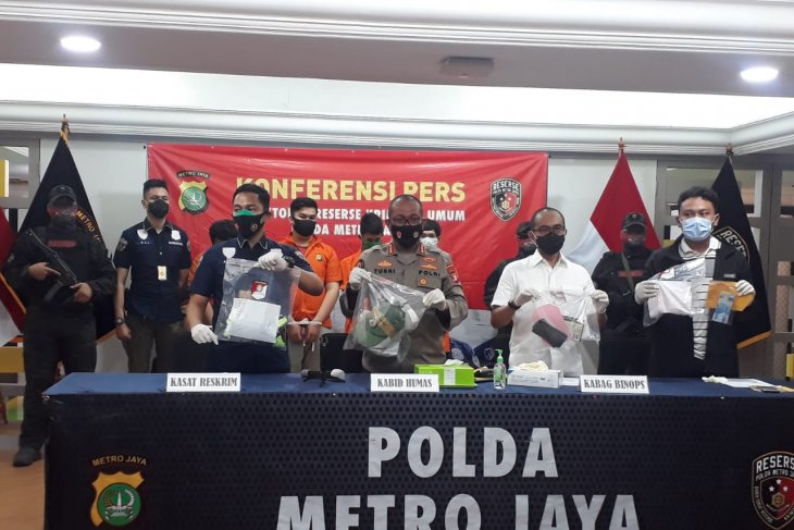 Polda Metro tangkap tiga pemuda keroyok polisi saat unjuk rasa