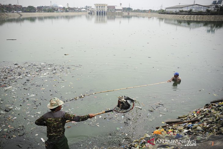 Pembersihan sampah di kolam retensi Cieunteung 