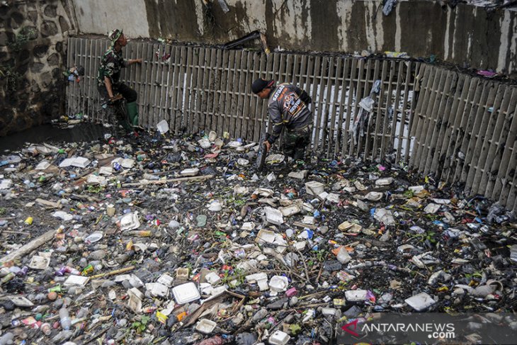 Pembersihan sampah di kolam retensi Cieunteung 