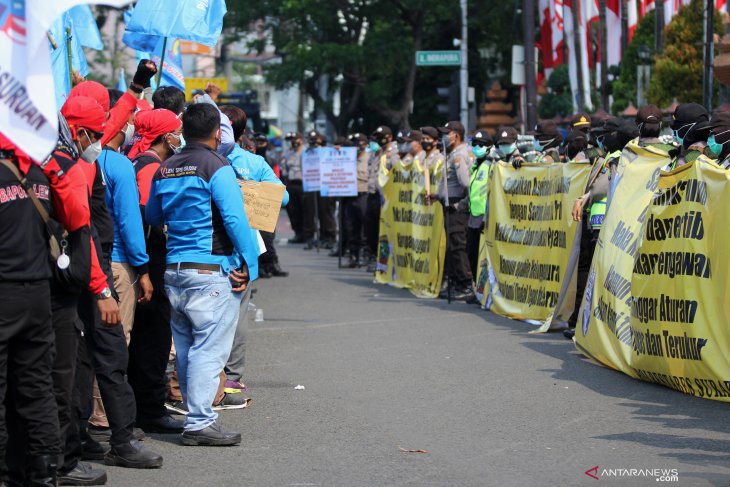 Imbauan polisi saat aksi tolak UU Cipta Kerja