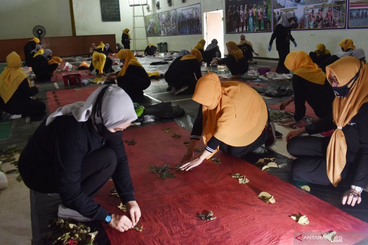 Pelatihan Batik Ecoprint di Madiun