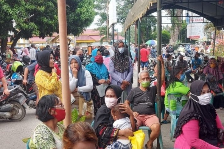 Warga penerima BST di kantor pos Tebing Tinggi abaikan prokes