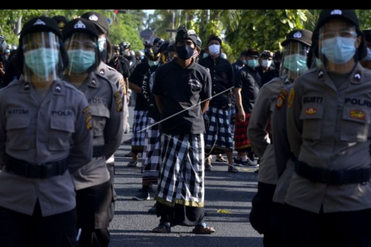 Pecalang turut dalam pengamanan unjuk rasa di Denpasar