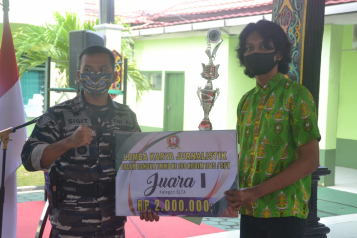 Dandim 1015/Sampit serahkan Trofi kepada para juara