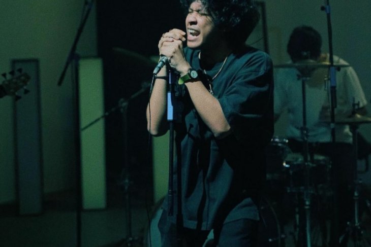 Hindia siapkan penampilan di konser