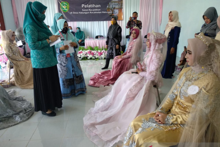 16 warga Kecamatan Hatungun ikuti pelatihan tata rias pengantin