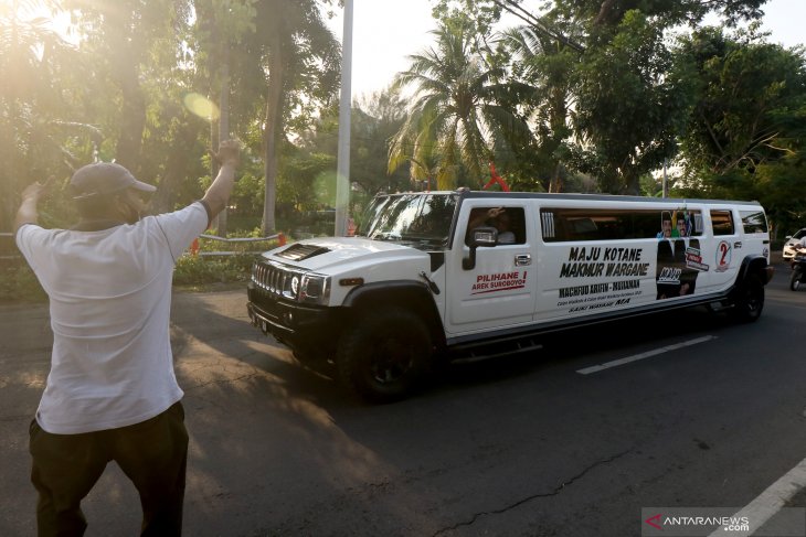 Mobil Limousine bergambar Machfud Arifin-Mujiaman Sukirno