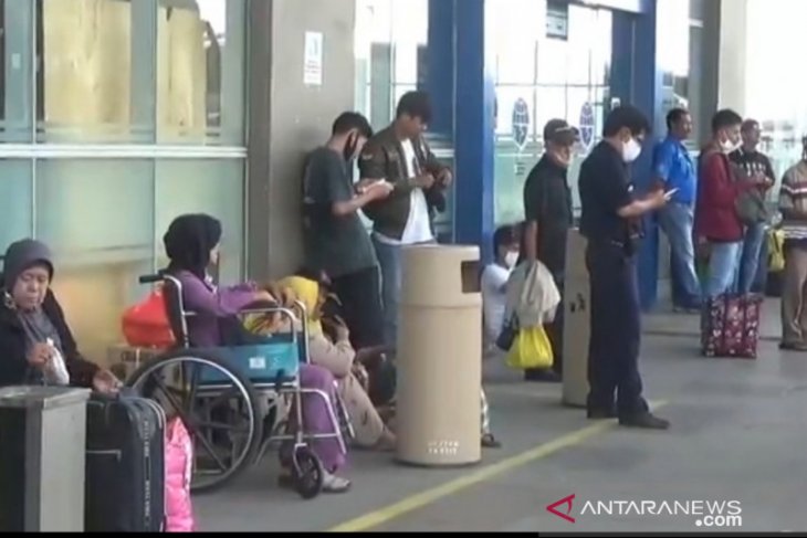 Pekerja di Jakarta cuti lebih awal untuk pulang kampung