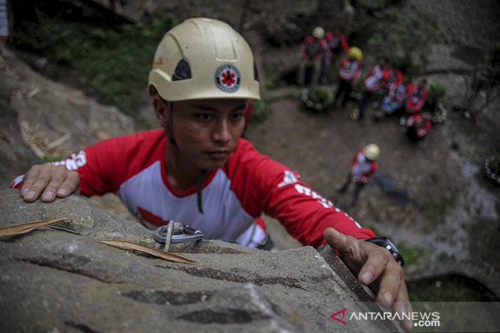 Sekolah panjat tebing Merah Putih 