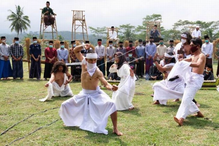 Pentas seni Komunitas Lima Gunung