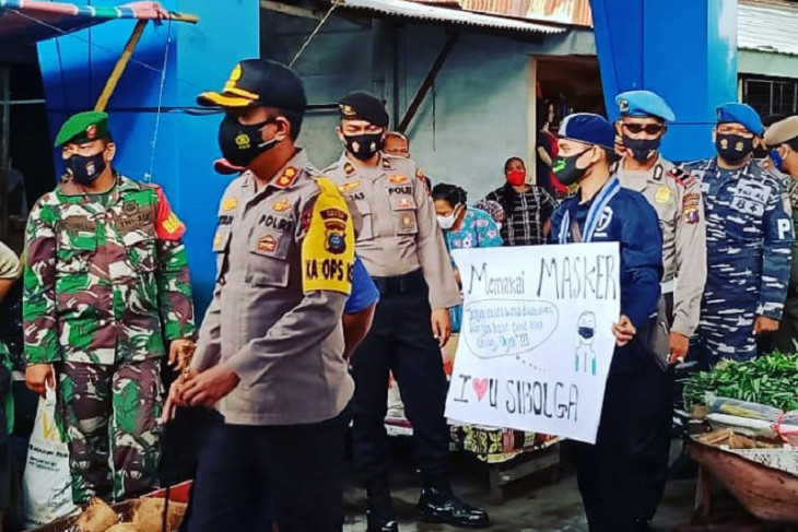 Polres Sibolga dan kelompok mahasiswa Cipayung razia masker