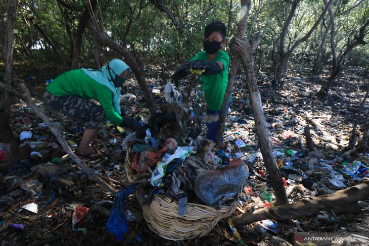 Bersih-bersih sampah plastik di pesisir