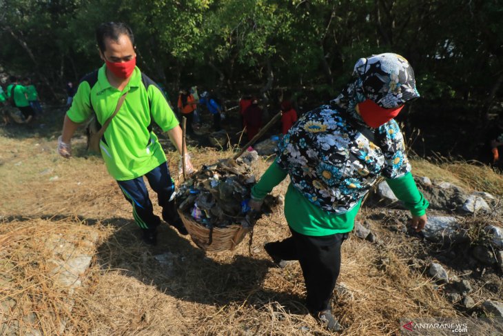 Bersih-bersih sampah plastik di pesisir