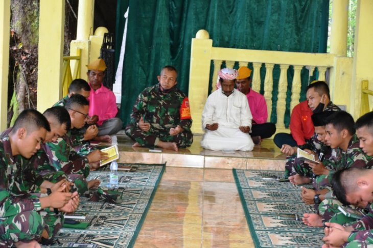 Prajurit Korem 152Babullah ziarah ke makam pahlawan Sultan Babullah