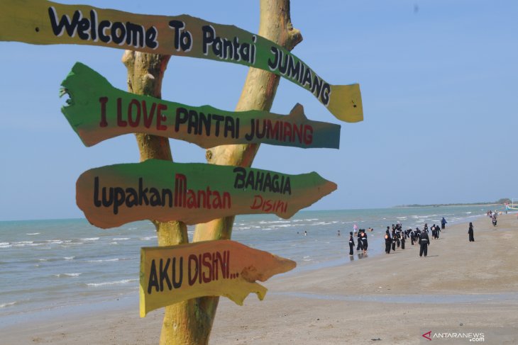 Wisata pantai jumiang ramai pengunjung