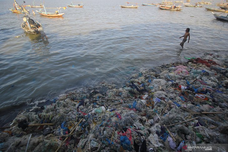 Sampah di Pantai Kenjeran