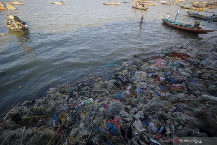 Sampah di Pantai Kenjeran