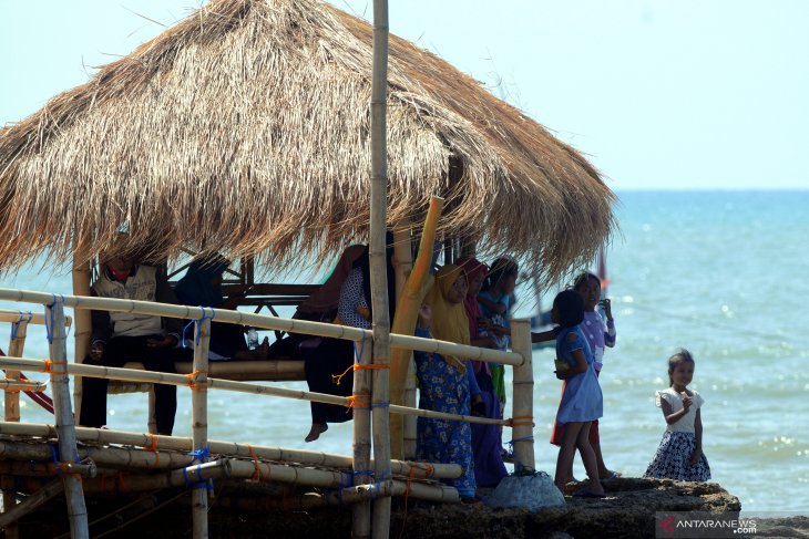 Wisata pantai jumiang ramai pengunjung