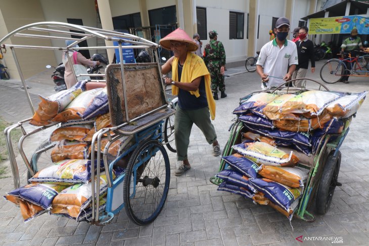 Distribusi Bansos oleh Tukang Becak