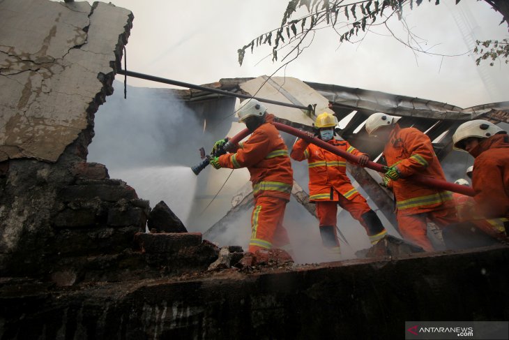 Gudang mebel di Surabaya terbakar