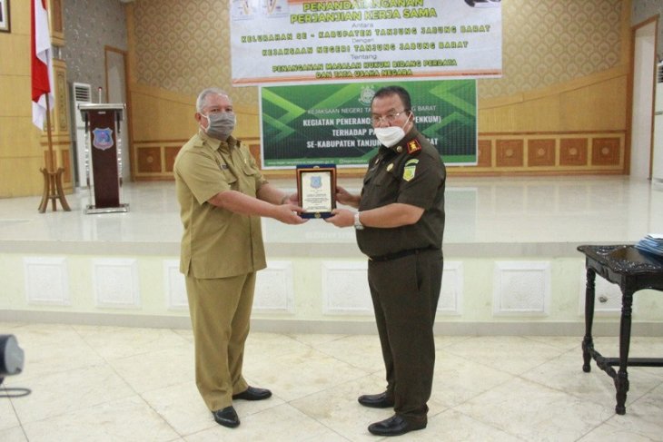Bupati hadiri penandatanganan kerjasama kejaksaan dan lurah se-Kabupaten Tanjab Barat