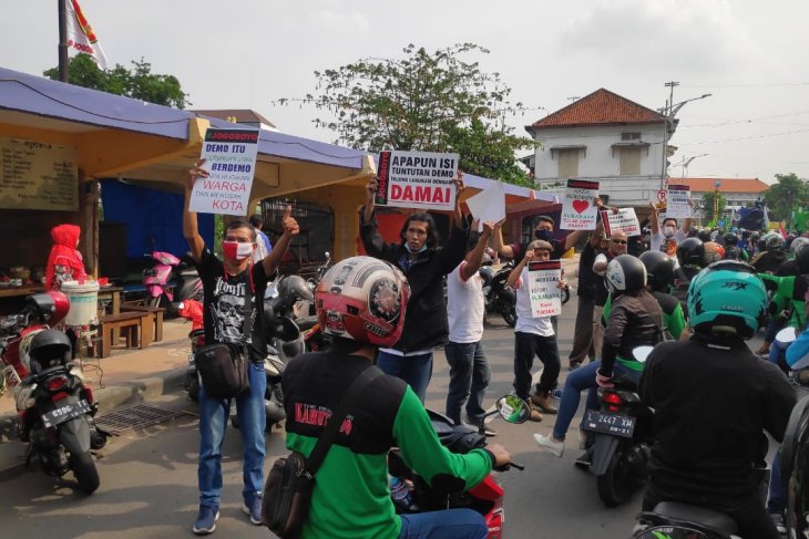 Komunitas Jogoboyo kawal aksi damai di kantor Gubernur Jatim