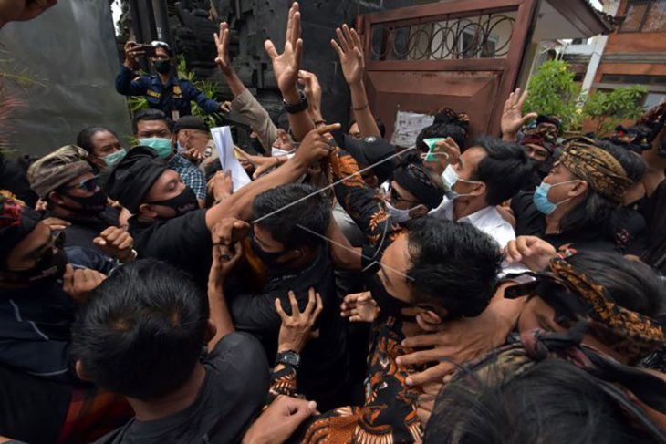 Unjuk rasa protes Wedakarna berujung ricuh