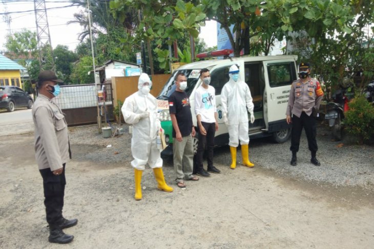 Kapolsek Berangas kawal pemindahan pasien COVID-19