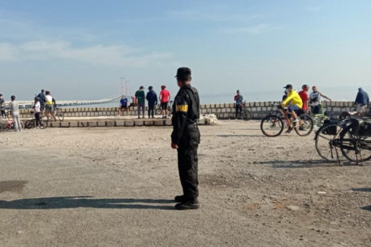 Petugas Swab Hunter awasi tempat wisata dan ruang publik