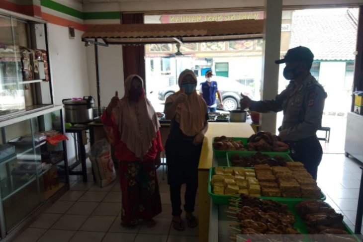 Petugas gabungan tegur pelaku usaha di Sukabumi tidak terapkan protokol kesehatan