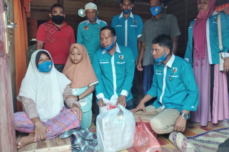 Jenguk penyandang disabilitas, KNPI Aceh Timur salurkan sembako