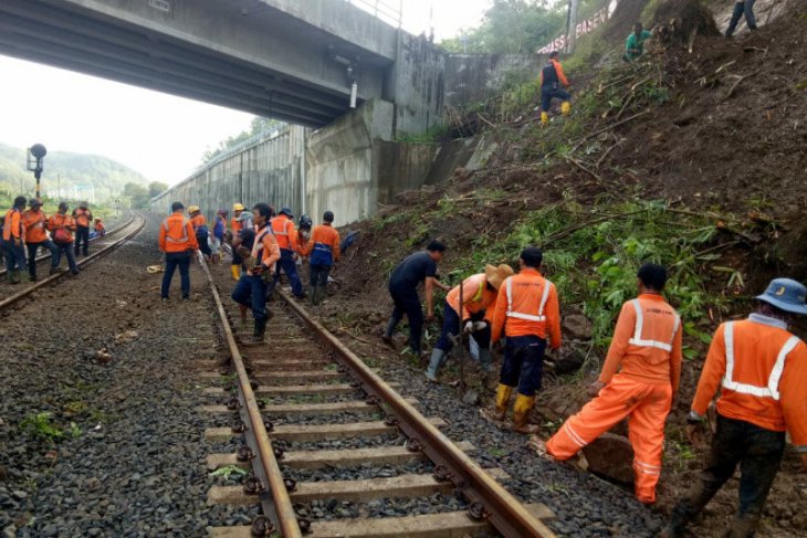 Tiga perjalanan KA terganggu timbunan longsor