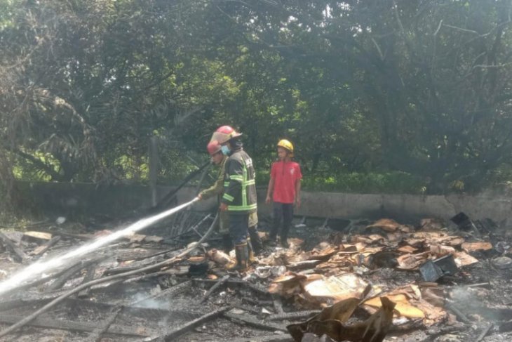 Gudang helm di Medan hangus terbakar