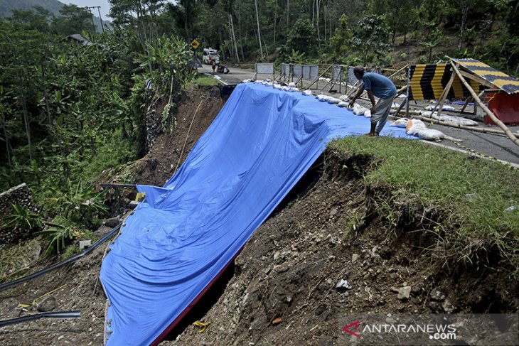 Longsor lintas selatan sudah bisa dilalui kendaraan 