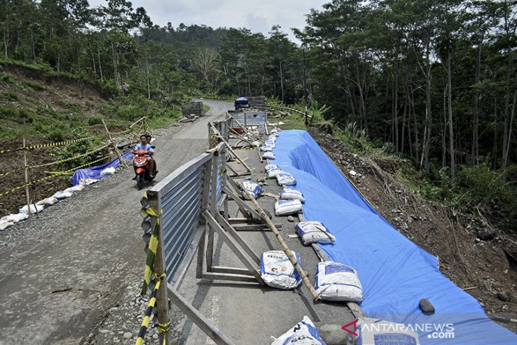 Longsor lintas selatan sudah bisa dilalui kendaraan 