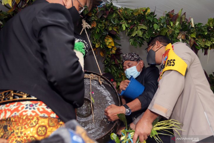 Tradisi Jamasan Gong Kiai Pradah