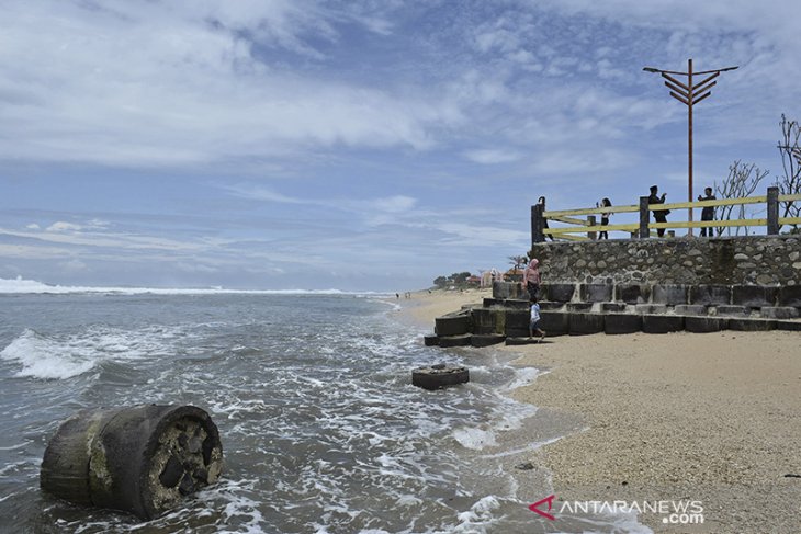 Wisata pantai Sayang Heulang Garut 