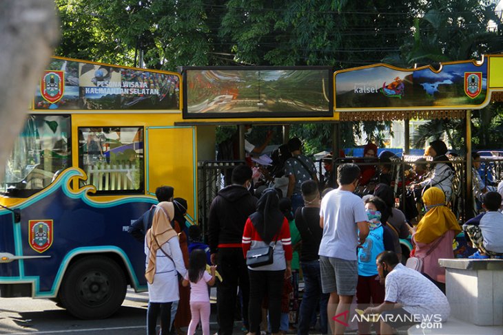 Warga Antre Saat Menaiki Bus Keliling Kota Banjarmasin