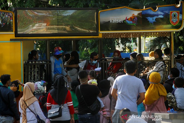 Warga Antre Saat Menaiki Bus Keliling Kota Banjarmasin