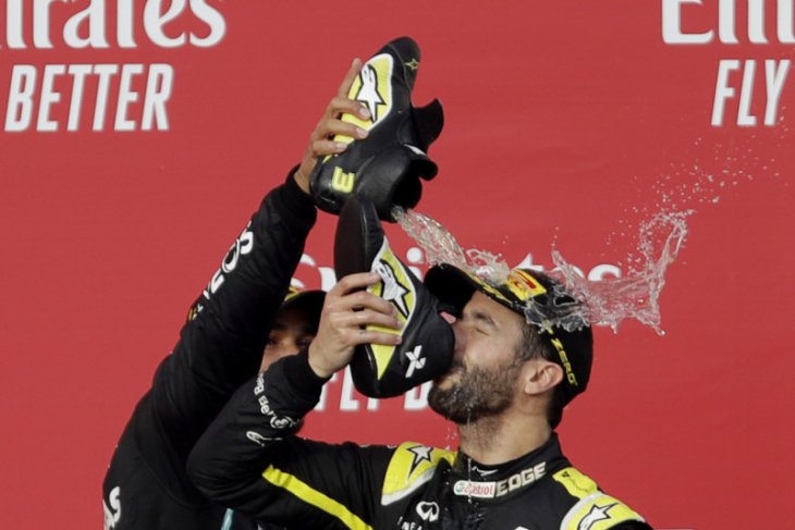 Selebrasi unik, minum sampanye dengan sepatu ala Daniel Ricciardo