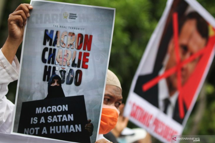 Unjuk rasa mengecam Presiden Prancis