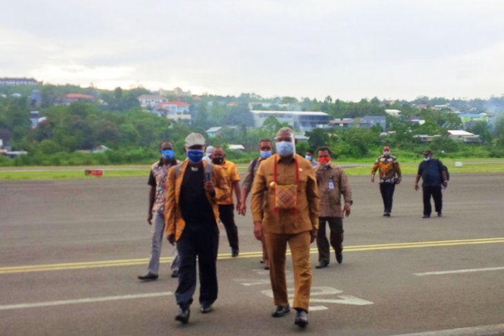 Gubernur Ingin Perpanjangan Runway Bandara Manokwari Segera Terealisasi Antara News Papua Barat