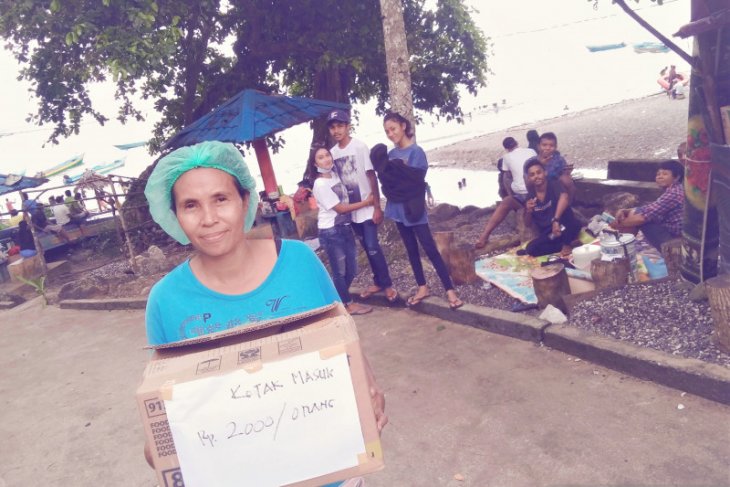 Kaum ibu menanti bantuan tenda jualan di objek wisata Pantai Hukurila
