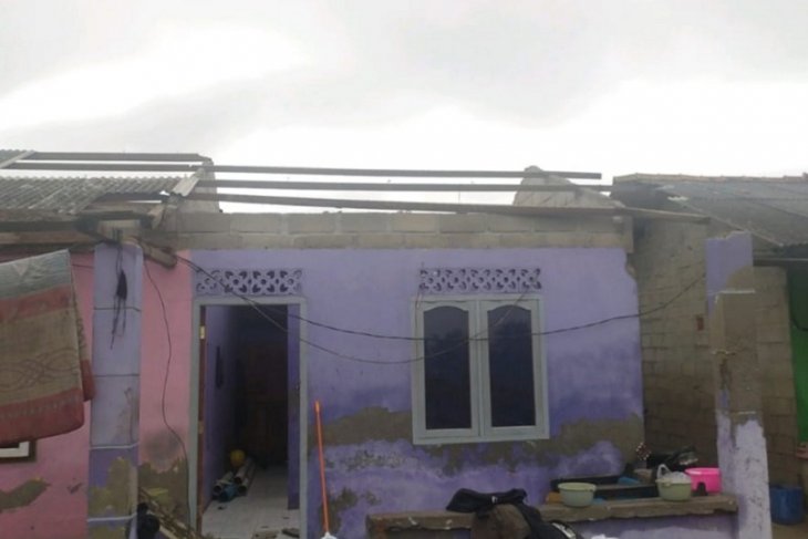 Puluhan rumah di dua kelurahan Belinyu diterjang puting beliung