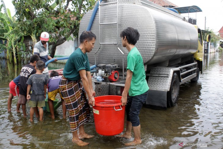 Bantuan air bersih untuk korban banjir