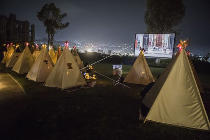 Bioskop tenda di bawah bintang