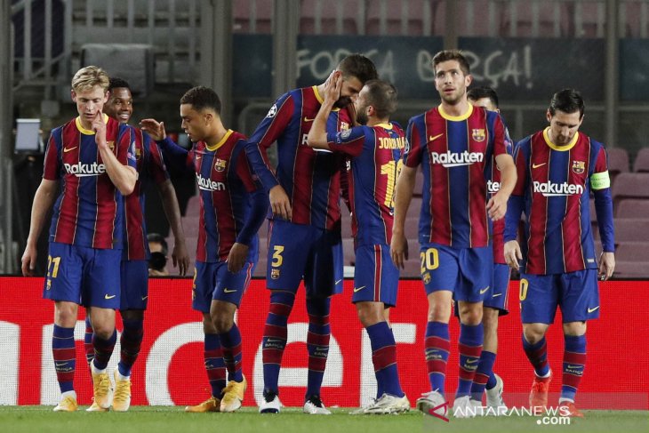 Dua staf tim Barcelona positif COVID-19