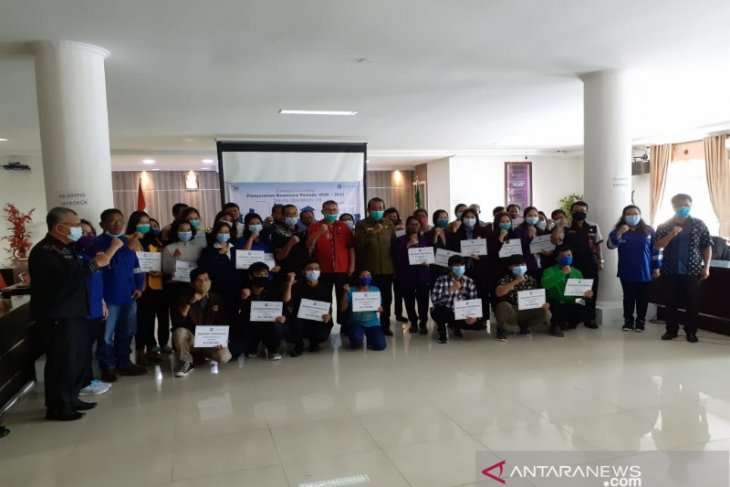 SOL serahkan beasiswa bagi mahasiswa berprestasi di Taput